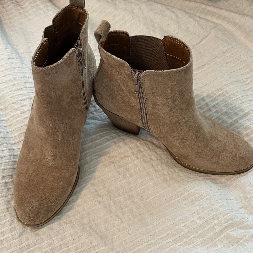 Euro Soft by Sofft Elegant Tan Ankle Booties 9.5